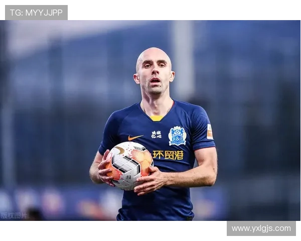 足球明星亲自剪短裤展现个性风格引发球迷热议