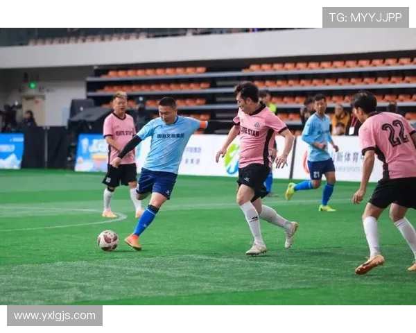 12月足球明星闪耀赛场展现非凡技艺与激情瞬间