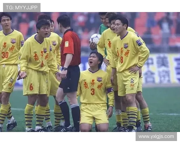 足球明星街头亲民互动瞬间展现真实魅力与球迷情感交流